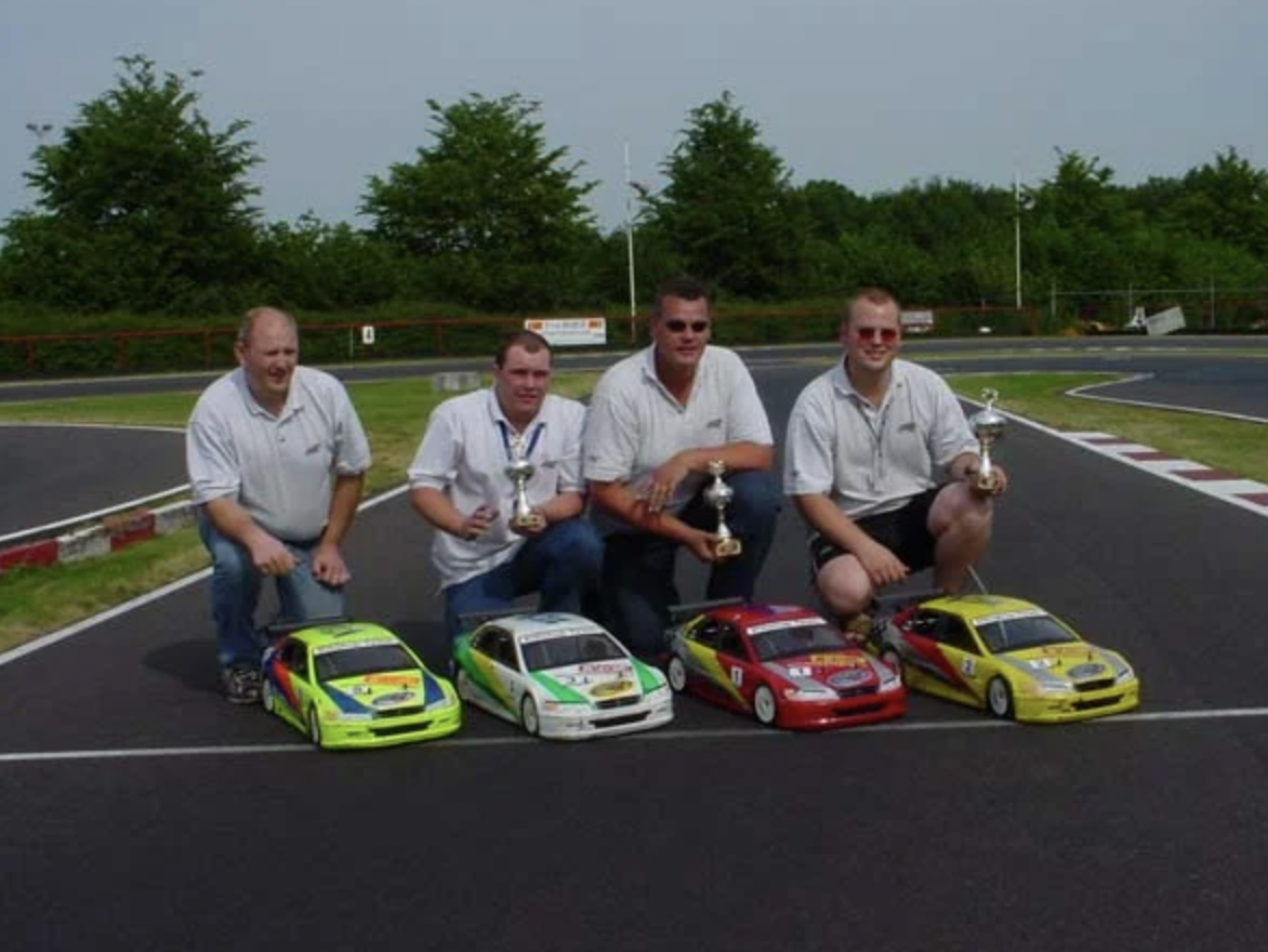 Binnenzijde magazijn TPS Racing – banden, velgen en RC-accessoires gestructureerd op voorraad
